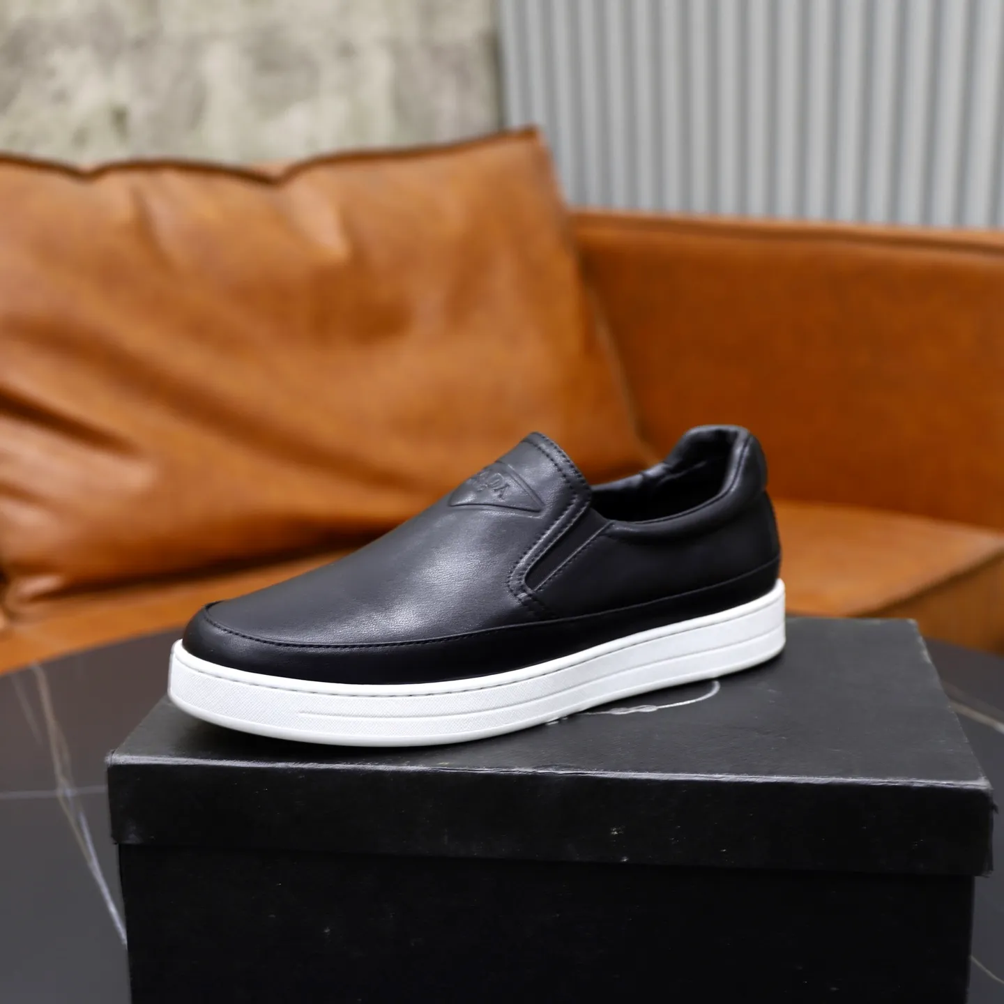 Ex-factory price: 420💰🙅‍♂️🙅‍♂️🙅‍♂️ Brand: PRADA Standard code: 38-44 (45 customized) Grade: Same as the official website Material: Original leather splicing, comfortable and breathable lining, original wear-resistant outsole Style category: Men's fashionable casual shoes, running shoes, noble luxury brand elements, top luxury Color: actual picture color